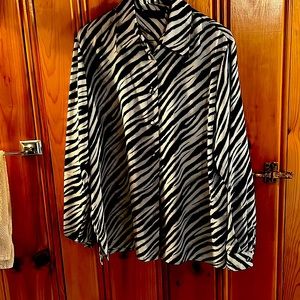 Karen Scott Women’s button down blouse. Long sleeved. Fold down collar.